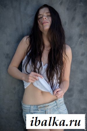 Слегка пьяная краля показала соски