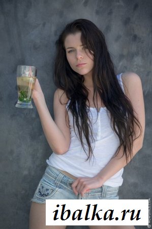 Слегка пьяная краля показала соски