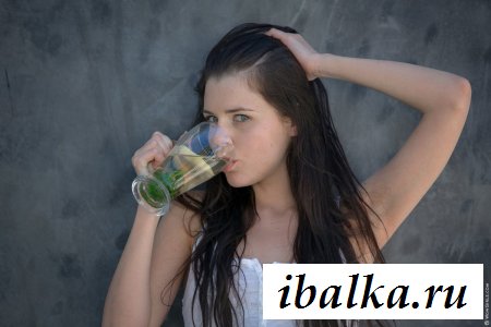Слегка пьяная краля показала соски