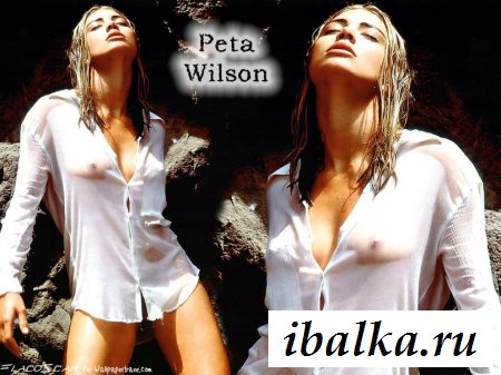 Знаменитость Пета Уиллсон показывала сисички