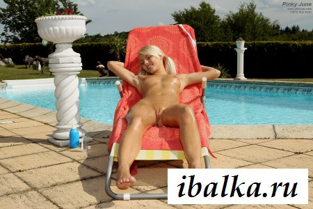 Голая стерва поливалась маслом у бассейна