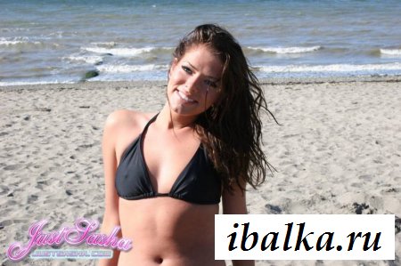 Секасная девушка в бикини с ямкой на подбородке