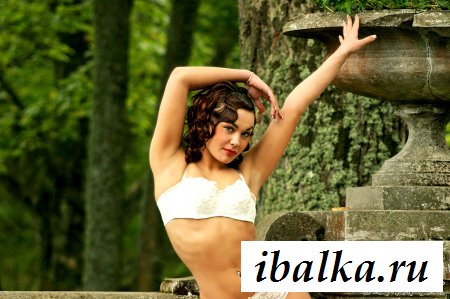 Девушка с пирсингом в пупке попросила о фото-сете