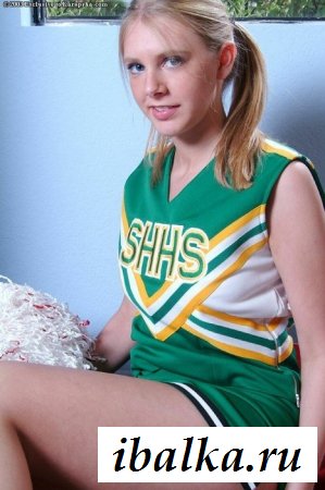 Молодая чирлидерша внимательно рассматривает сиськи Молодая чирлидерша внимательно рассматривает сиськи