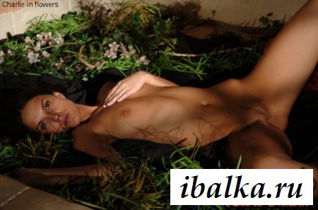 Обнаженная нежная модель в полутьме