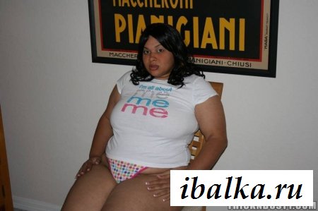 Азиатка-толстуха проветрила сиськи