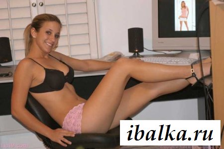 Секретарша в розовых трусиках запарилась