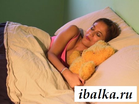 Заснял свою голую спящую телку