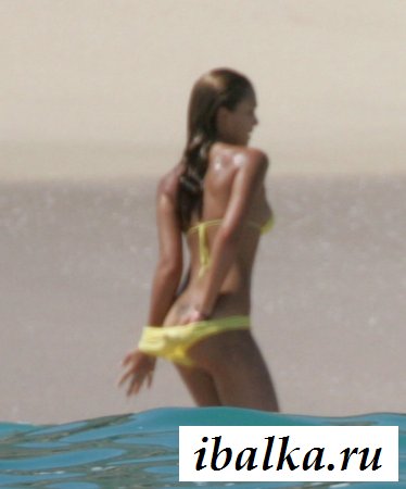 Знаменитость Джессика Альба стянула бикини