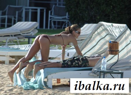 Знаменитость Джессика Альба стянула бикини