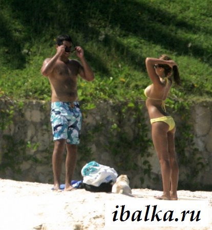 Знаменитость Джессика Альба стянула бикини