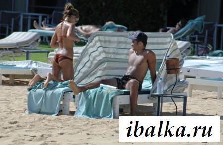 Знаменитость Джессика Альба стянула бикини