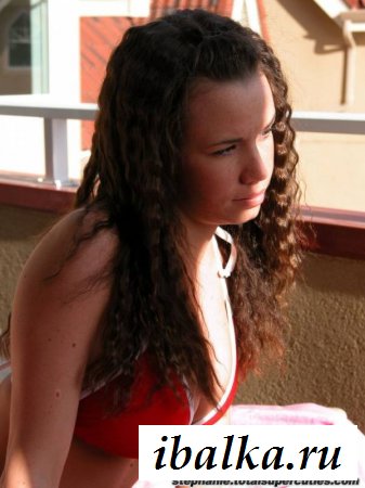 Спасательница в красных бикини