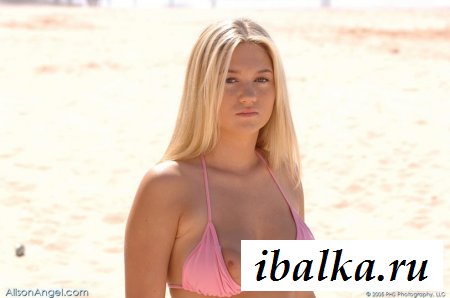 Нудистка с красивыми сосками загородила обзор