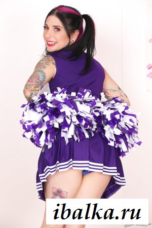 Неформальная чирлидерша разделась до пятнистого белья