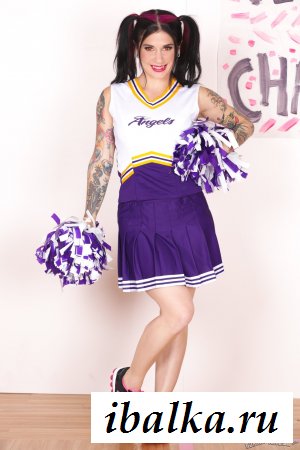 Неформальная чирлидерша разделась до пятнистого белья