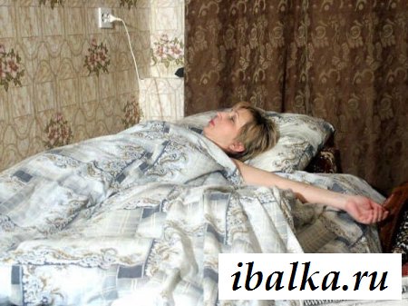 Голая мамзель спит с дилдо под подушкой