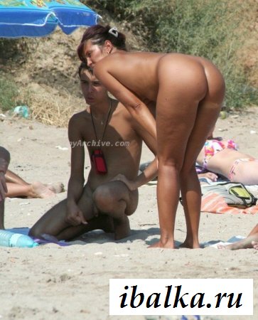 Нудистки своими сиськами обескураживают