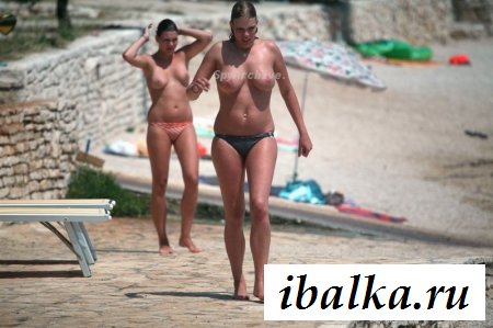 Нудистки своими сиськами обескураживают