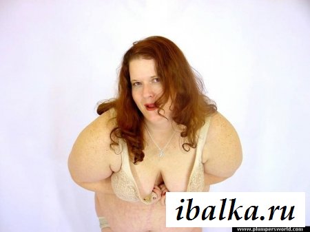 Рыжая толстушка в обнаженке