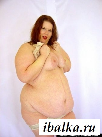Рыжая толстушка в обнаженке