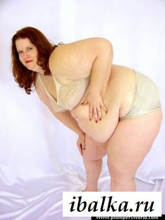 Рыжая толстушка в обнаженке