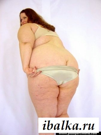 Рыжая толстушка в обнаженке