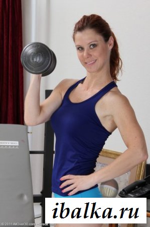 Спортсменка в тренажерном зале