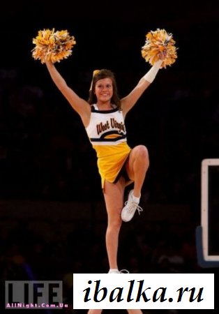 Классные черлидерши поддерживают свою команду