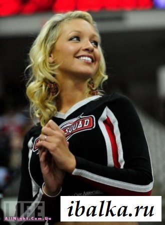 Классные черлидерши поддерживают свою команду