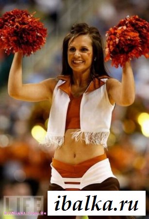 Классные черлидерши поддерживают свою команду