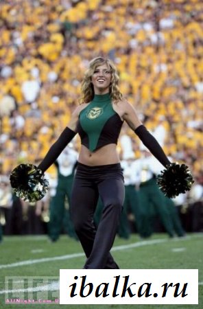 Классные черлидерши поддерживают свою команду