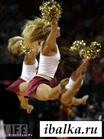 Классные черлидерши поддерживают свою команду