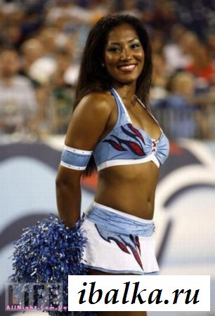 Классные черлидерши поддерживают свою команду