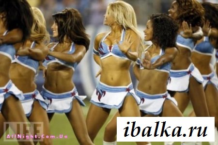 Классные черлидерши поддерживают свою команду