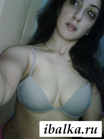 Армянка показывает свой бюст Армянка показывает свой бюст