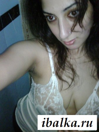 Армянка показывает свой бюст Армянка показывает свой бюст