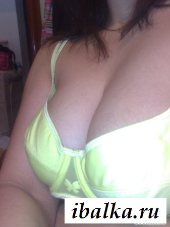 Армянка показывает свой бюст Армянка показывает свой бюст
