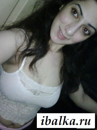 Армянка показывает свой бюст Армянка показывает свой бюст