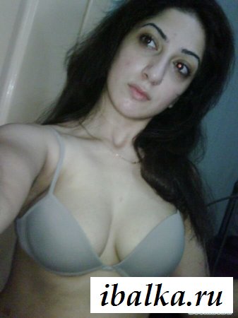 Армянка показывает свой бюст Армянка показывает свой бюст