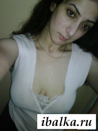 Армянка показывает свой бюст Армянка показывает свой бюст