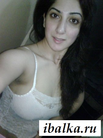 Армянка показывает свой бюст Армянка показывает свой бюст