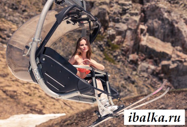 Голая скандинавская девушка на лыжах в горах (20 фото эротики) Голая скандинавская девушка на лыжах в горах (20 фото эротики)