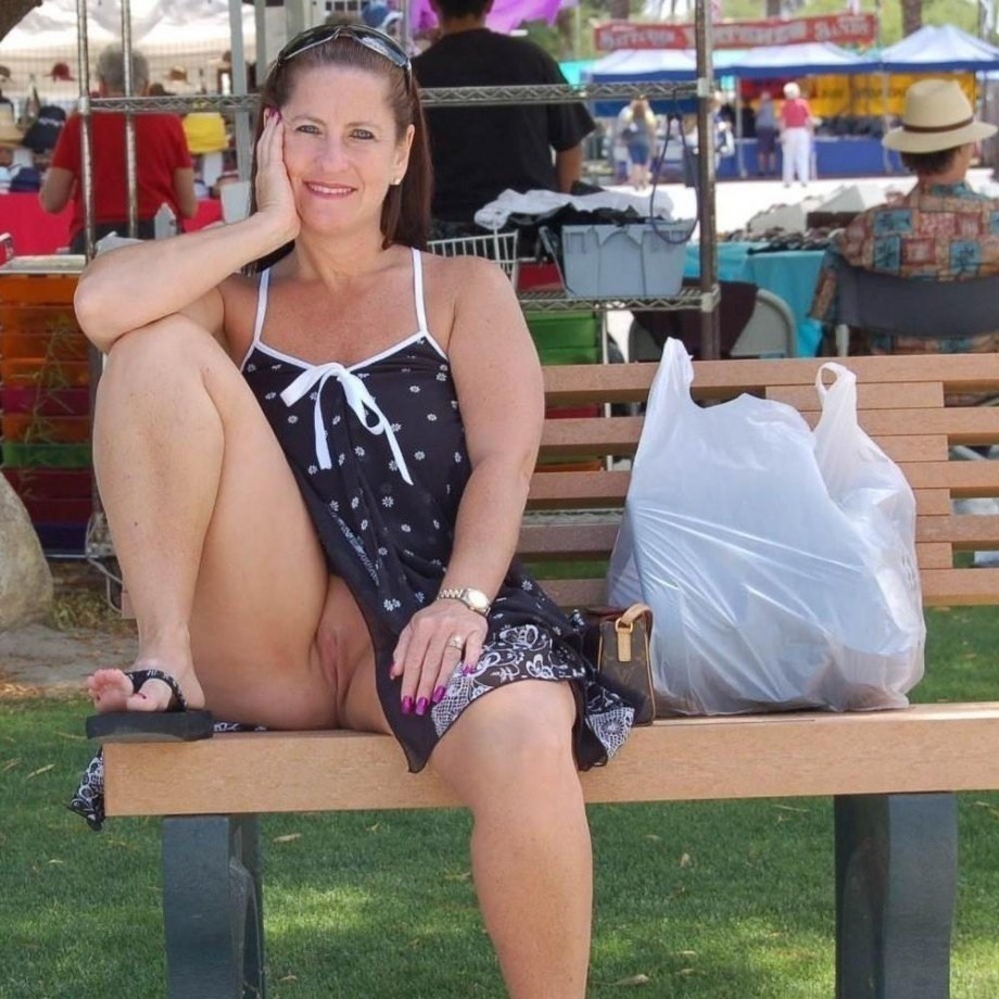 Дамы без трусиков в общественных местах