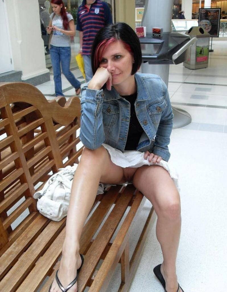 Девушка спалилась без трусов