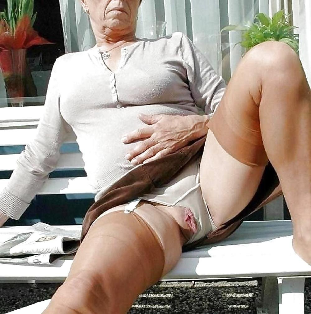 Пожилые без трусов под юбкой