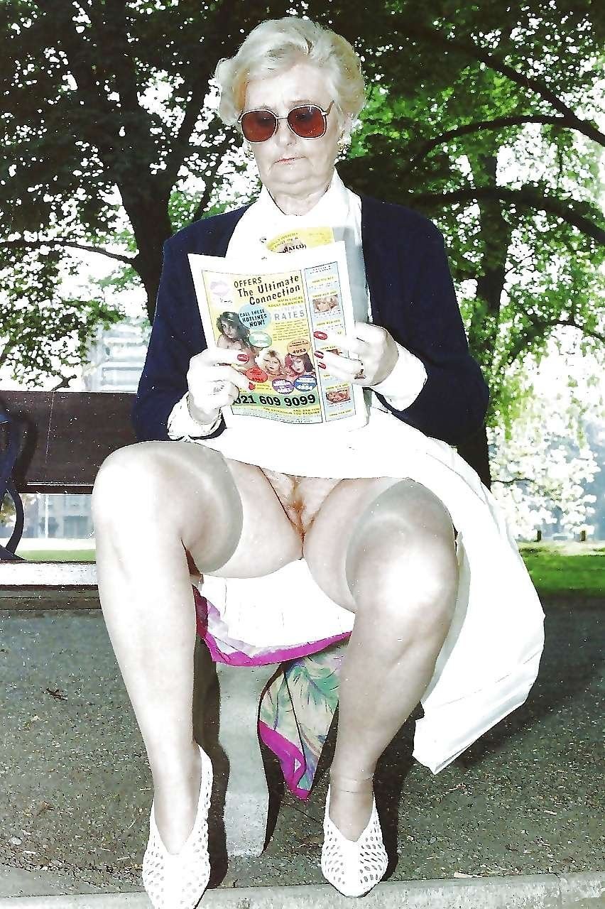 Бабка сидит без трусов