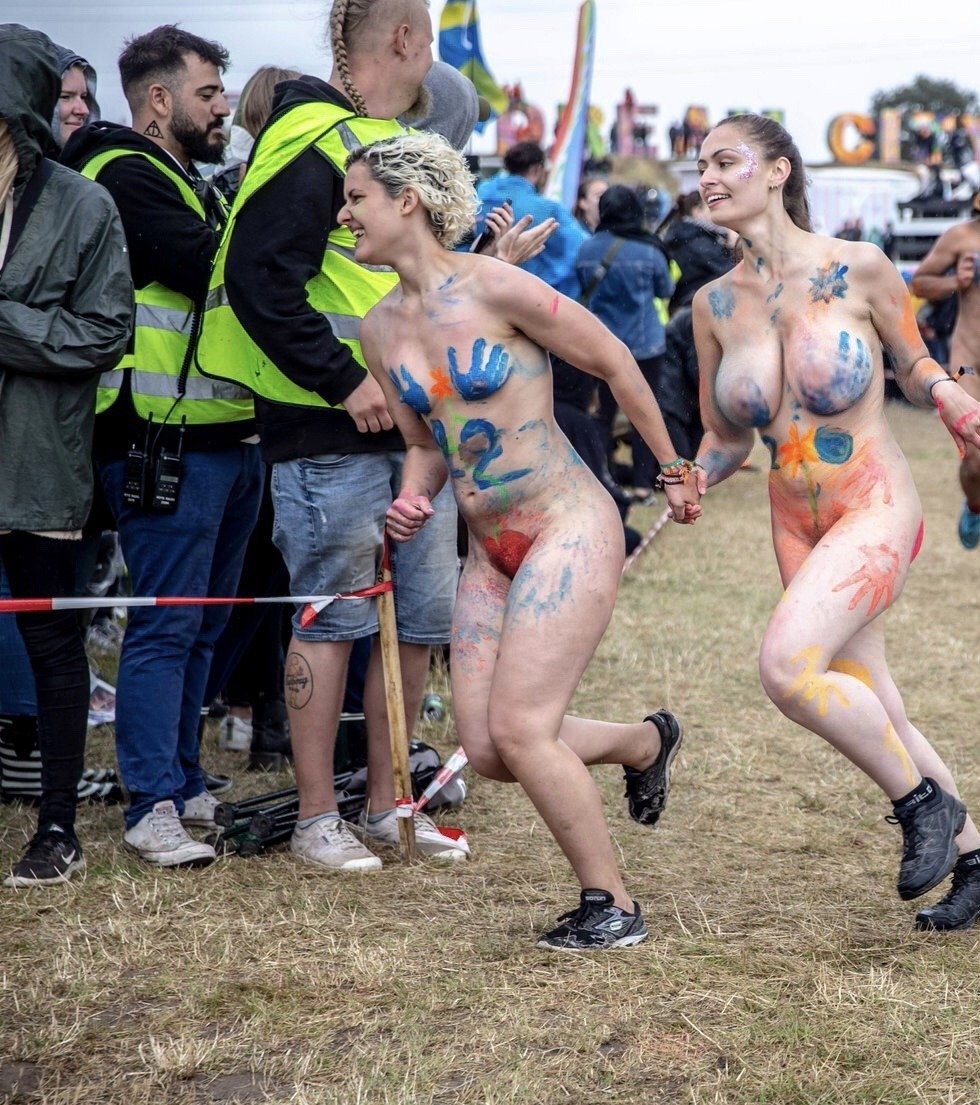 Массовый забег голых женщин