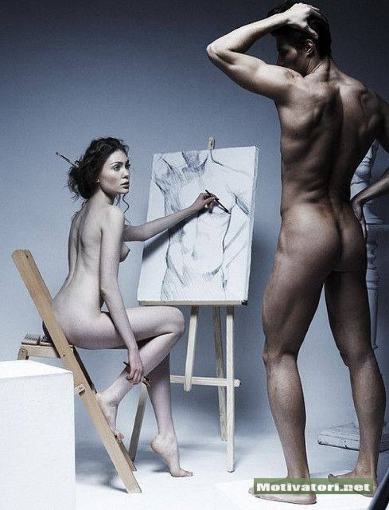 Голые женщины позируют художнику