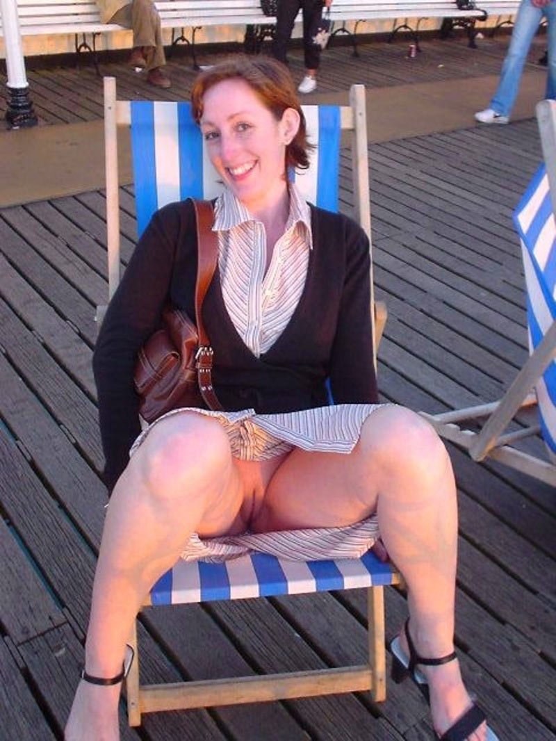 Пьяная зрелая в трусах